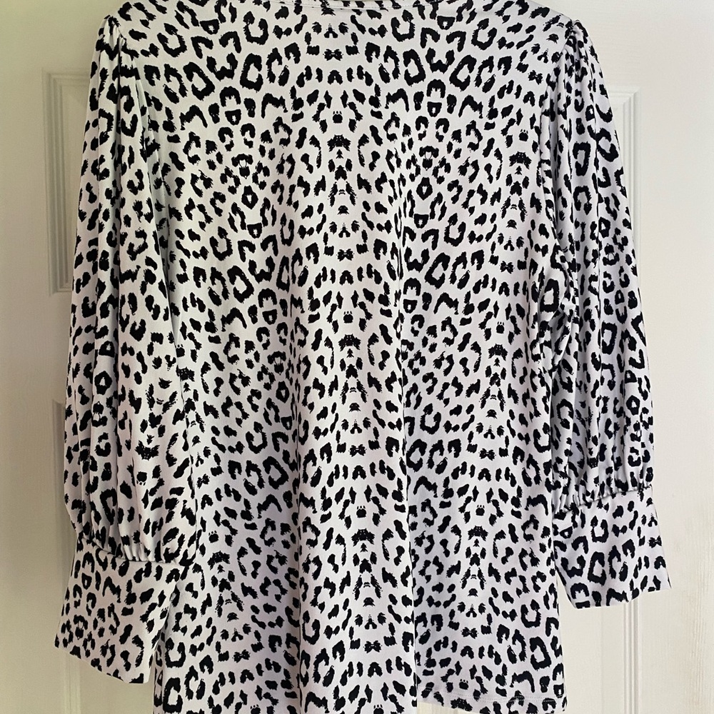 Bobeau Black and White Fitted Graphic Blouse - Picture 3 of 3